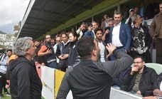 Todos los jugadores cantando hacia el palco donde Arda Turan lloraba tras un partido digno de comisaría