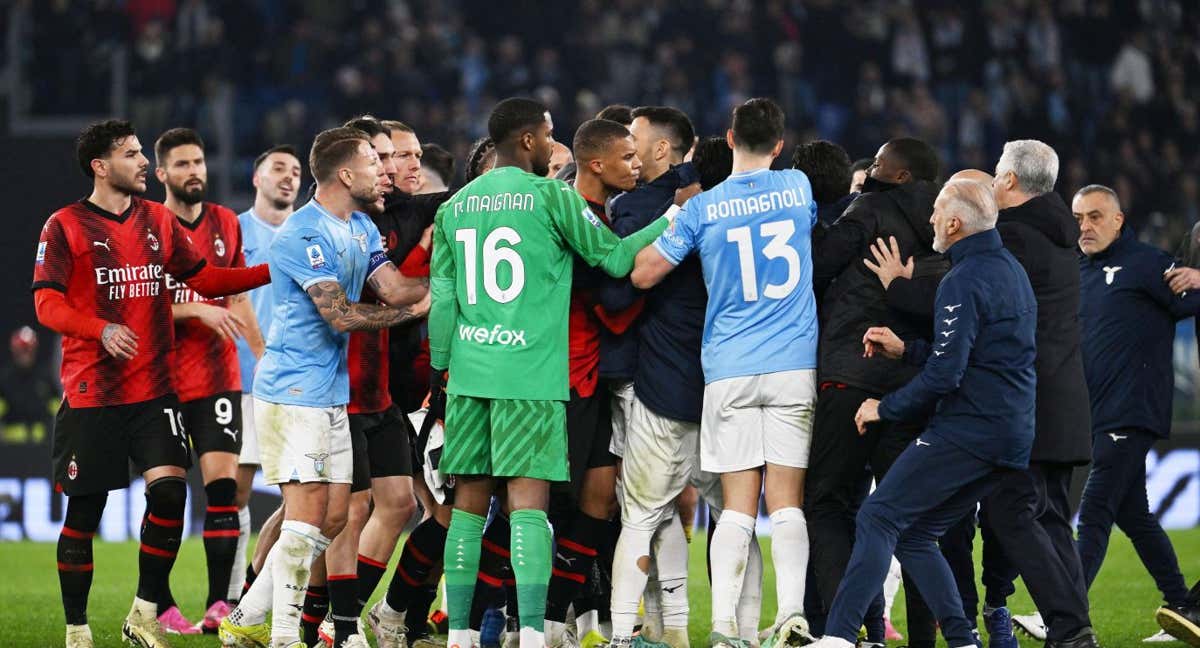 Momentos tensos en el Lazio - Milan.
