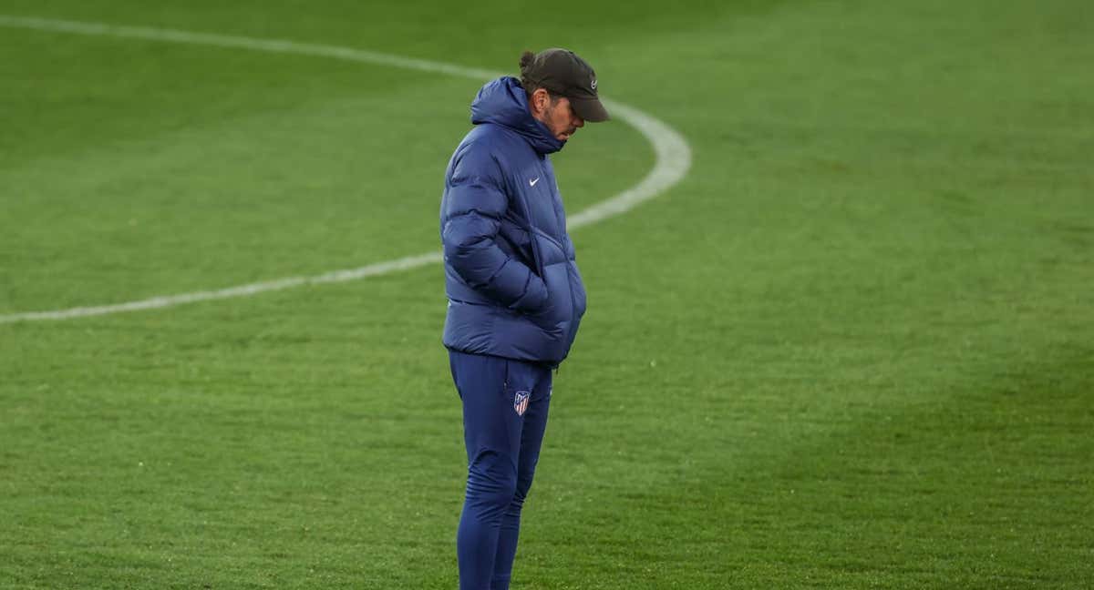 Simeone durante el entrenamiento previo al partido contra el Betis. /EFE