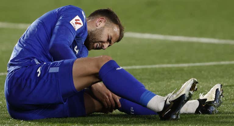 Borja Mayoral se lleva la mano a la rodilla.