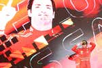 Carlos Sainz sorprende a Verstappen antes de subirse al podio y le pide más a su Ferrari: «No es donde queremos estar»