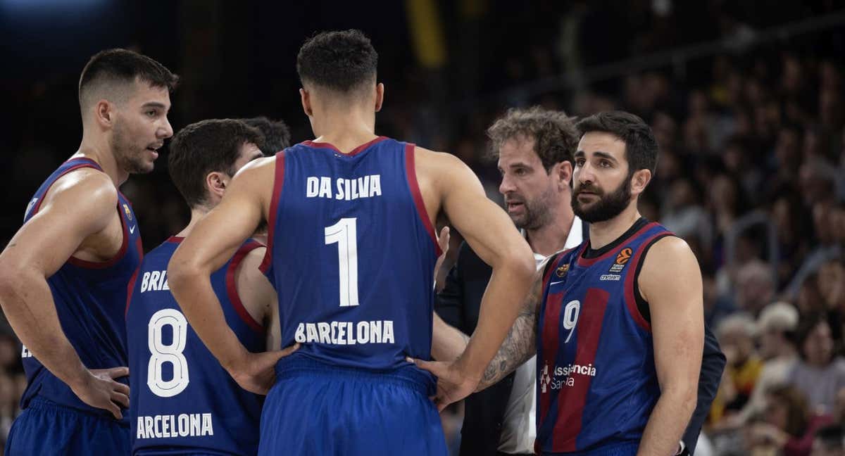 Roger Grimau da indicaciones al Barça, con Ricky Rubio.