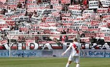 La afición del Rayo hace una cadena humana para salvar su estadio en Vallecas: «No nos moverán»