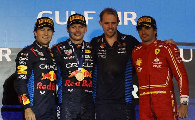 Checo Pérez, Max Verstappen y Carlos Sainz, en el podio del GP de Baréin 2024 de F1.  Reuters