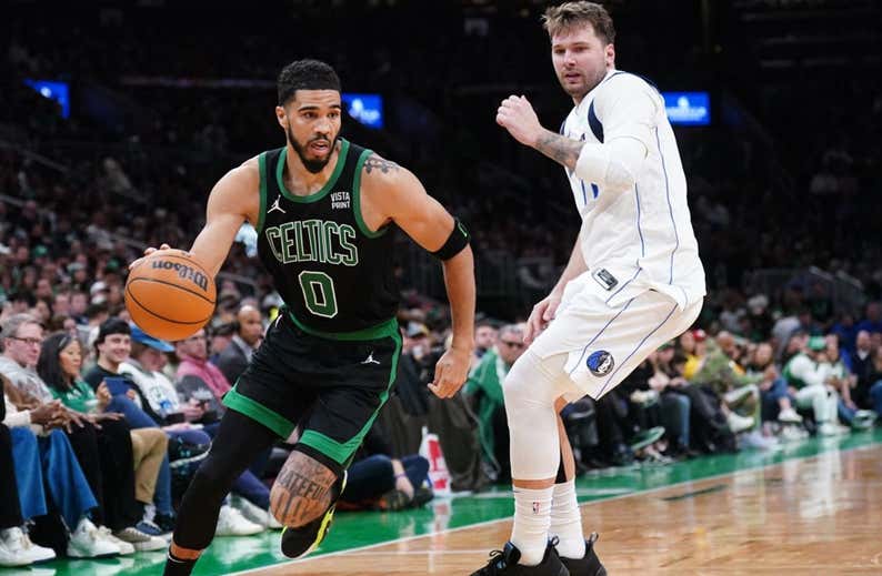 Doncic 'gana' el duelo de MVPs a Tatum pero no frena la racha de triunfos de los Celtics