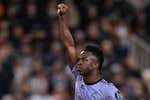 Así fue el regreso de Vinicius a Mestalla: carteles requisados, gritos de «qué tonto eres» y goles con mensaje
