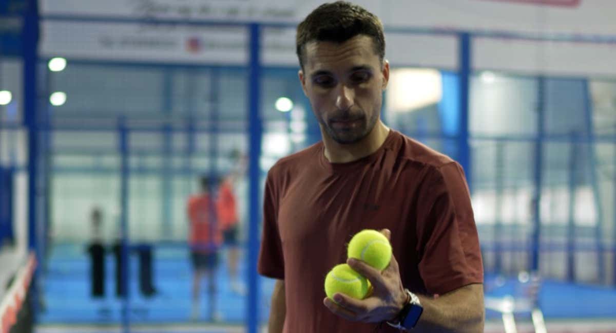 Andrés Britos probando las nuevas pelotas./RELEVO/ÁLVAR MADRID