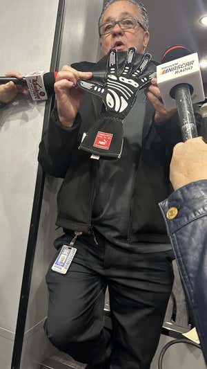 Un comisario muestra el guante de Logano a los medios. @JennaFryer
