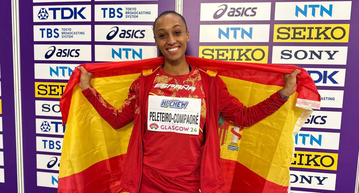 Ana Peleteiro sonríe tras conseguir la medalla de bronce en el Mundial de pista cubierta de Glasgow.