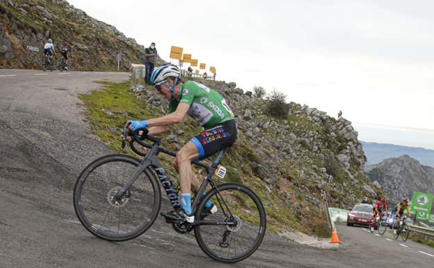 El pelotón masculino, a su paso por el Angliru en La Vuelta 2020. Damián Arienza