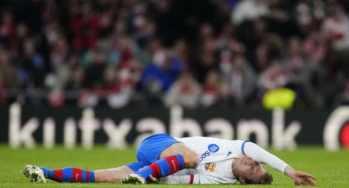 Frenkie de Jong, lesionado, en San Mamés. /AFP