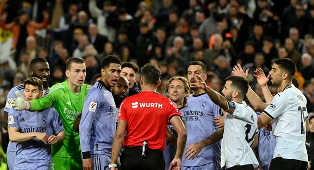 Mateu Lahoz abre una explicación a la decisión de Gil Manzano en Mestalla: «Pitan cada vez más de cara al viernes »
