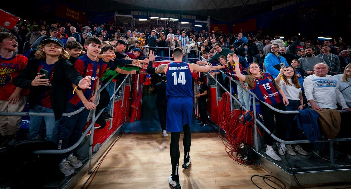 Willy Hernangómez abandona el Palau ovacionado por el público del Barça