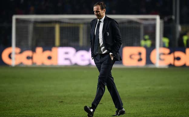 Allegri abandona el campo después de un partido de la Serie A contra la Atalanta.  REUTERS