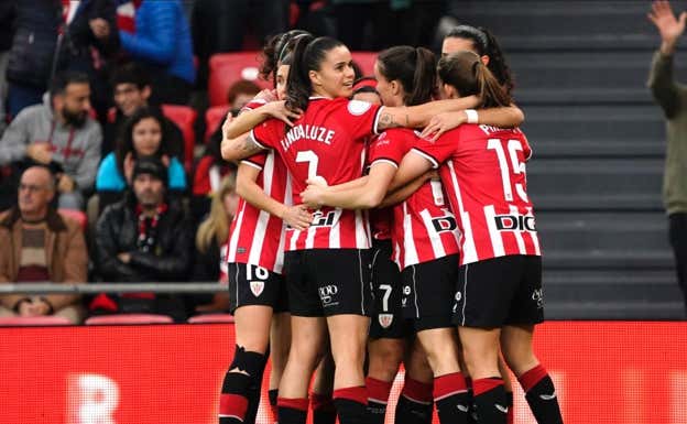 Las jugadoras del Athletic Club celebrando un gol en San Mamés.  ATHLETIC CLUB