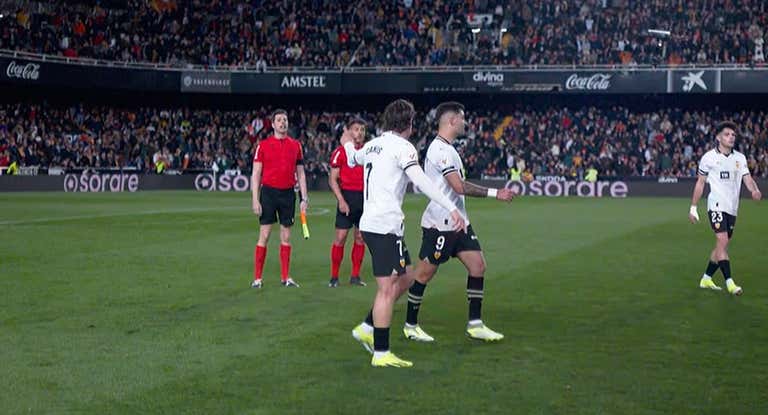 Sergi Canós protesta sobre el final de la primera mitad.
