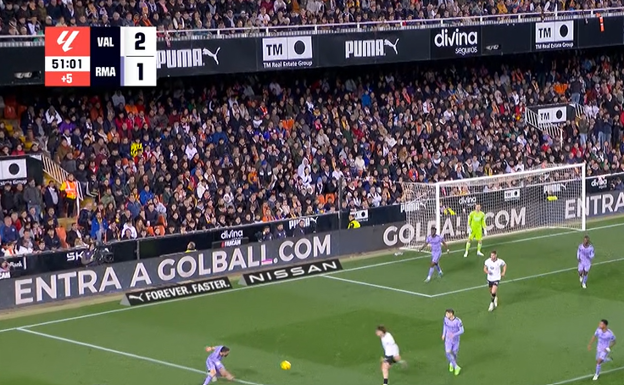 Momento exacto en el que pita Gil Manzano, con Canós a punto de recuperar el balón en área rival.  LaLiga.