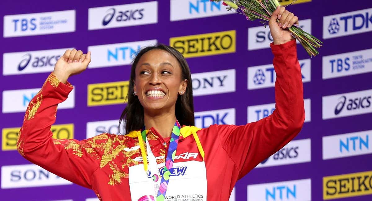 Ana Peleteiro en el podio del Mundial de Glasgow./Efe