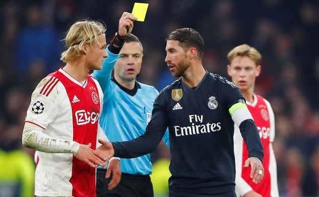 Ramos forzó la amarilla en el Johan Cruyff Arena.