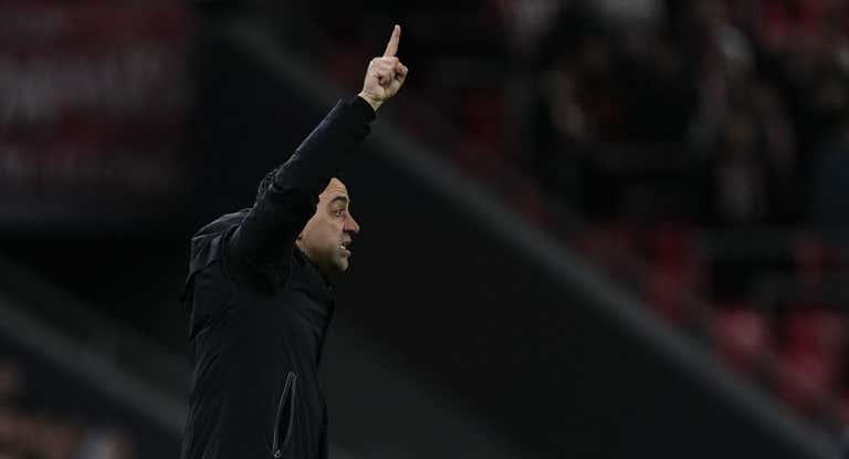 Xavi Hernández, el domingo, en San Mamés, pidiéndole al equipo que la lanzara.