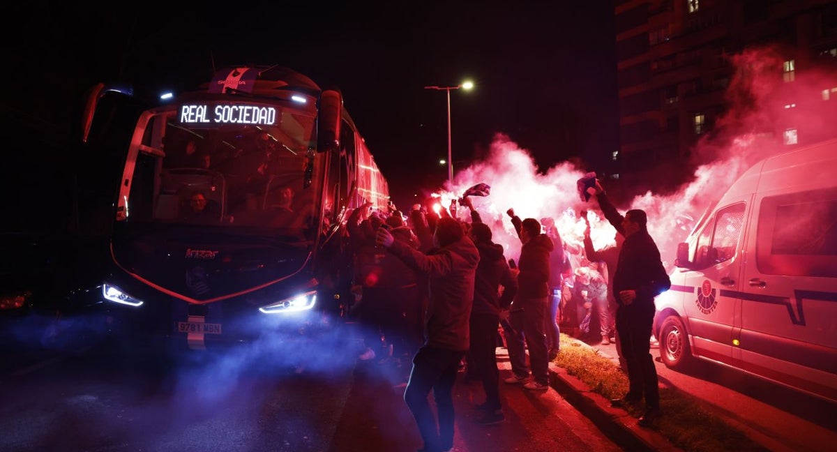 Los seguidores de la Real Sociedad tuvieron que romper el cordón policial para poder acercarse al autobús.