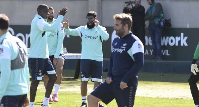 Fekir se prueba con la máscara apuntando al Villarreal