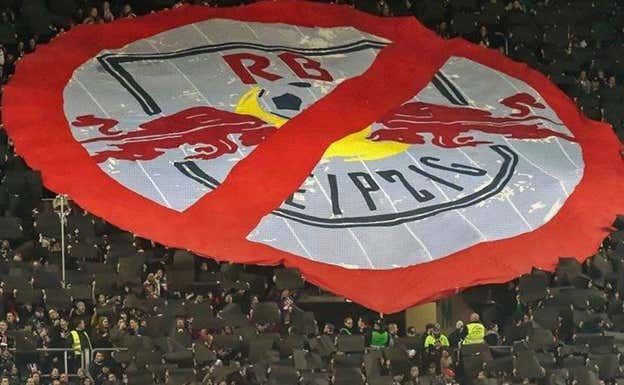 Protesta contra el Leipzig en un campo de la Bundesliga.