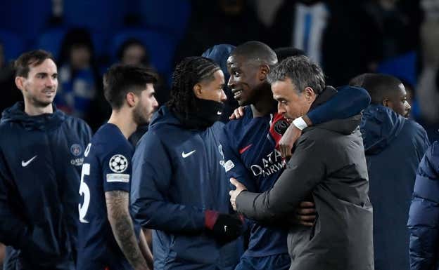 Luis Enrique se abraza con Mukiele. AFP