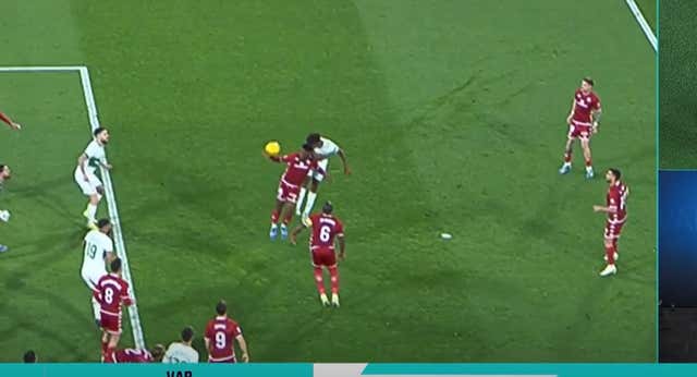 El VAR llama al árbitro y mantiene su decisión… ¡por falta de imágenes!: «Es casi inapreciable»