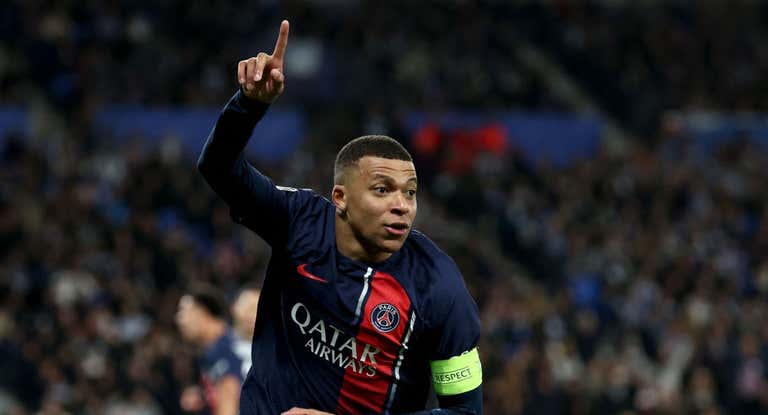 Kylian MbappÉ celebra su primer gol ante la Real.