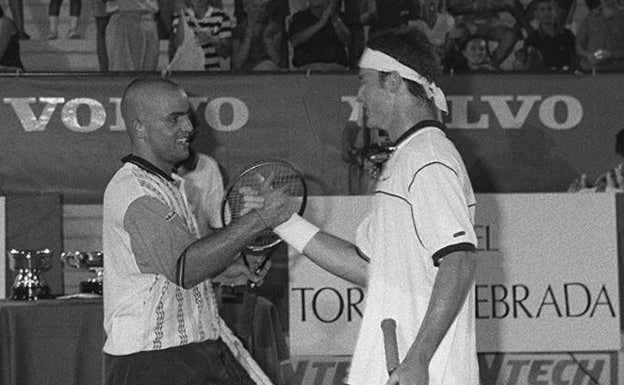 Roberto Carretero saluda a Carlos Moyà en la Copa Hola Antena 3 de 1997.