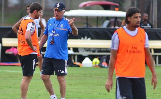 Ancelotti conversa con Xabi Alonso durante un entrenamiento en 2013.  EFE