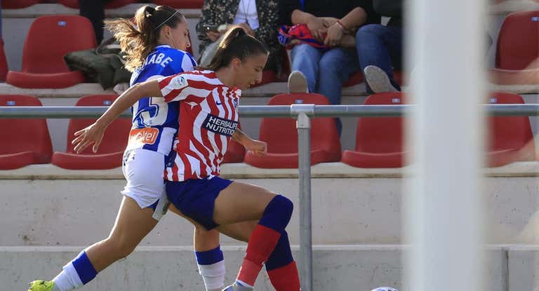 Bernabé y Sheila peleando por un balón.