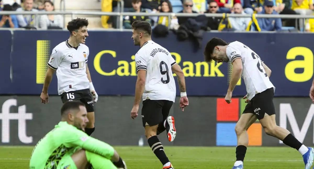 Hugo Duro celebra un gol con el Valencia en Liga.