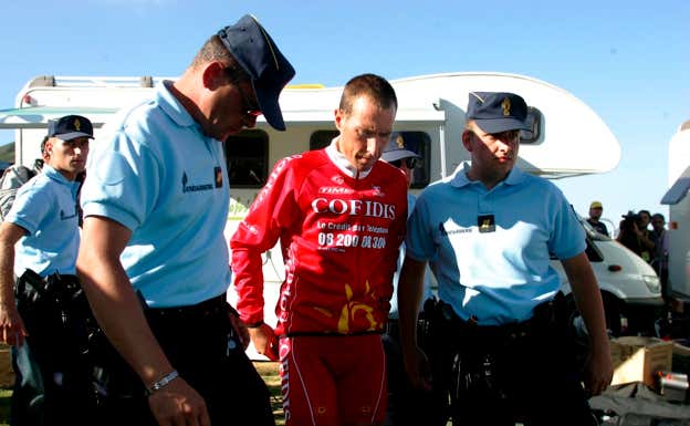 El ciclista italiano Cristian Moreti tras dar positivo por testosterona en la undécima etapa del Tour del 2007.  EFE/Christophe Karaba