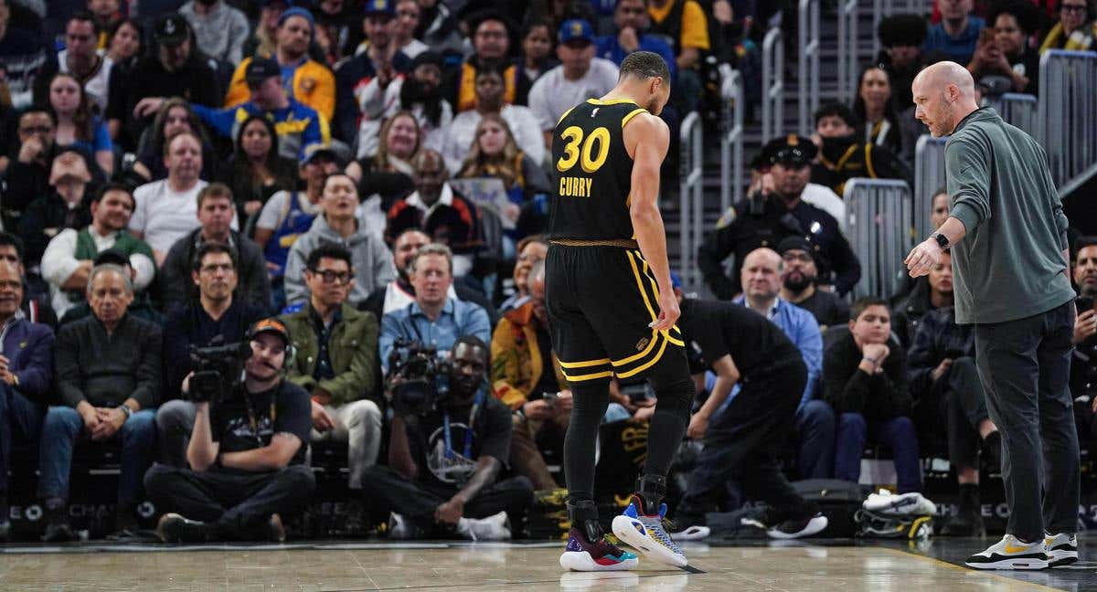 Stephen Curry, en el momento de su lesión en el partido de los Warriors contra los Bulls. /AFP