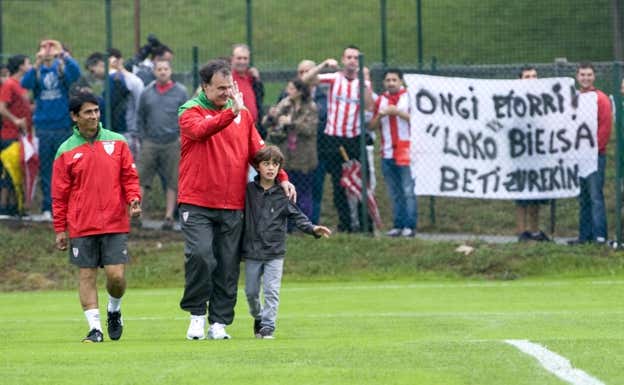 El 'loco' Bielsa recibe el cariño de la afición del Athletic Club a su llegada a Lezama.  Athletic Club