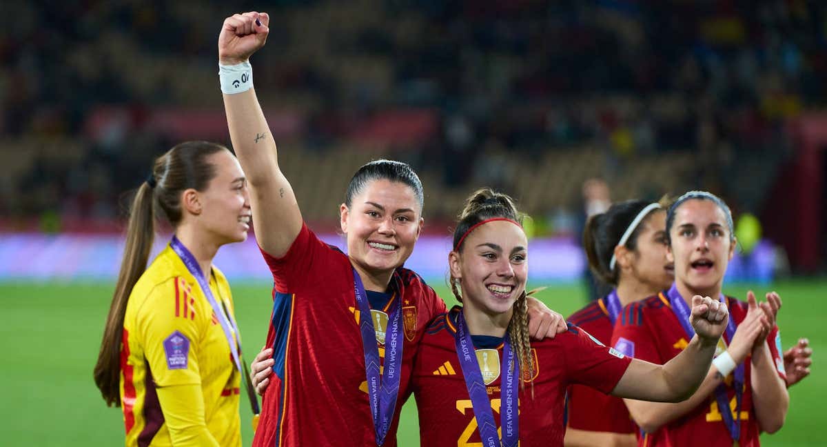 María Méndez y Athenea del Castillo celebran la Nations League. /Getty