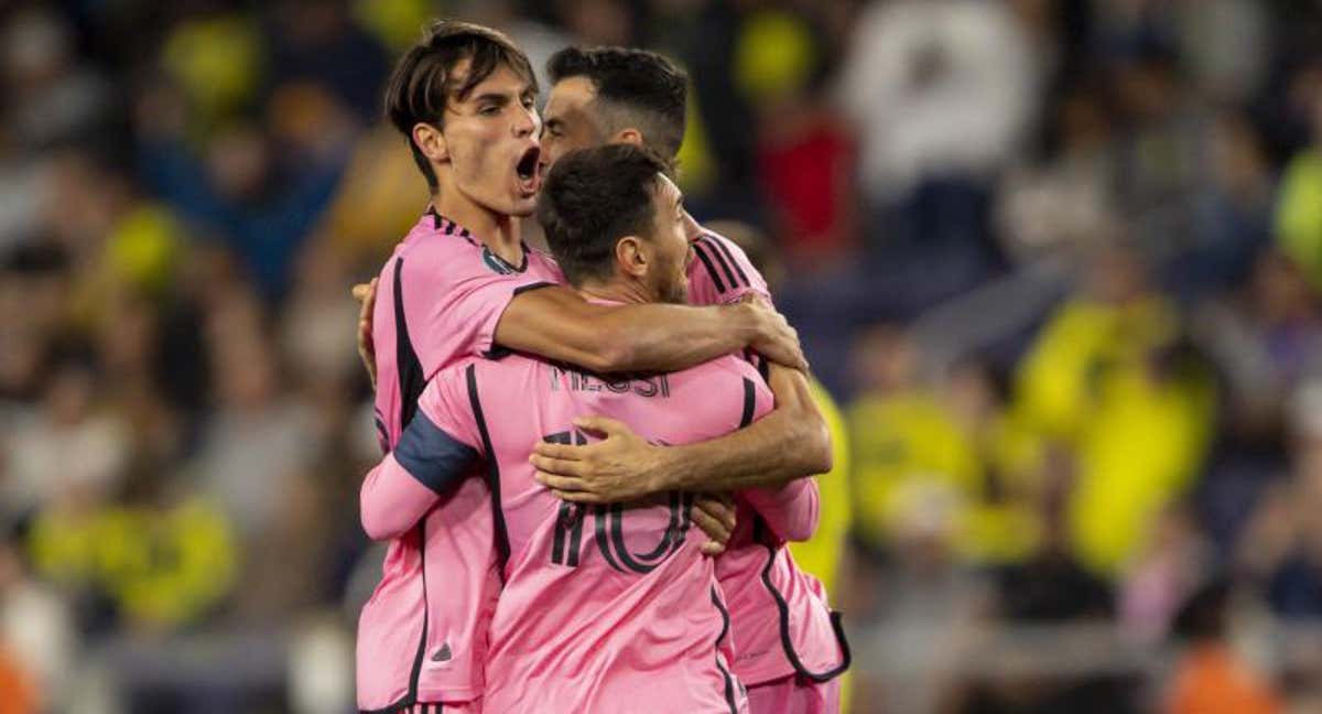 Busquets y Messi celebrando uno de los goles frente al Nashville.