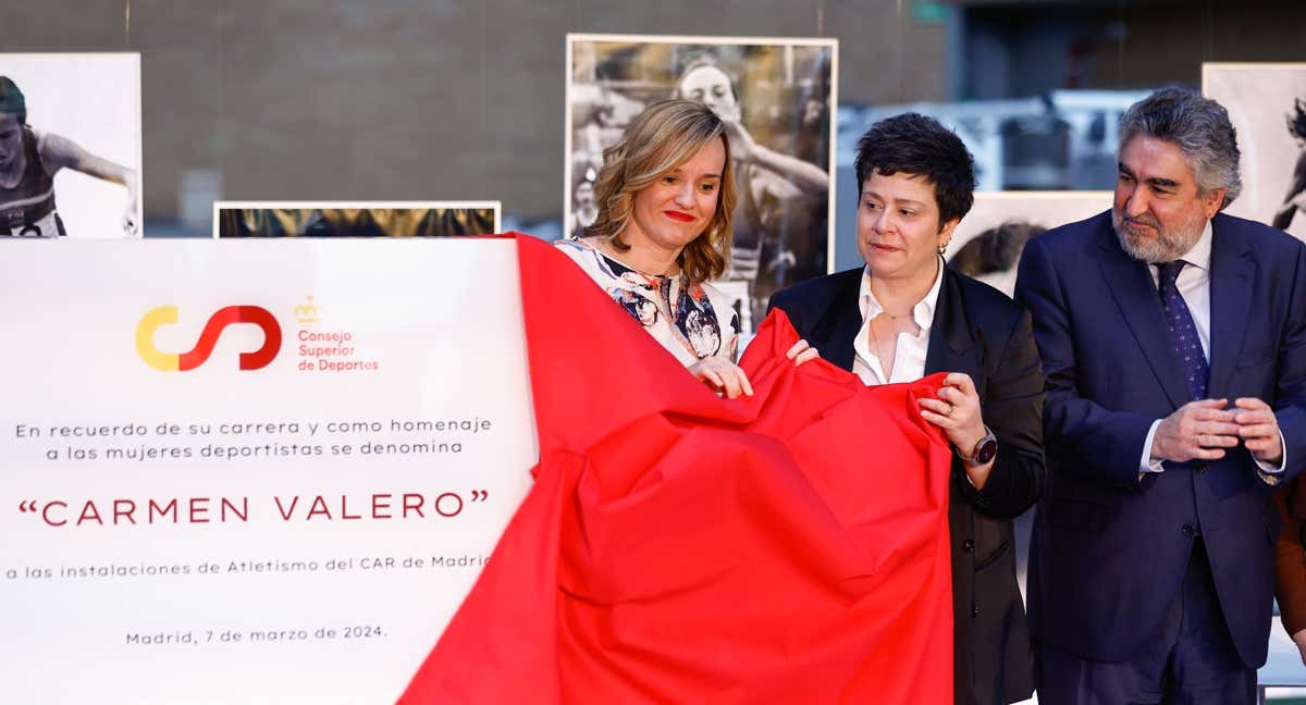 La hija de Carmen Valero inaugura la placa en el CAR de Madrid junto a la ministra de Deportes y el presidente del CSD. /EFE