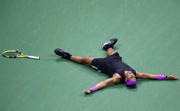 Nadal se lanza al suelo de la pista Arthur Ashe tras ganar la final del US Open 2019.  CLIVE BRUNSKILL / GETTY IMAGES