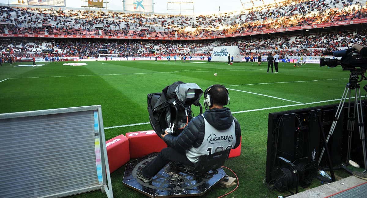 ¿Me pueden meter en la cárcel por ver fútbol gratis en una web ilegal? Los matices de la última batalla de LaLiga contra la piratería