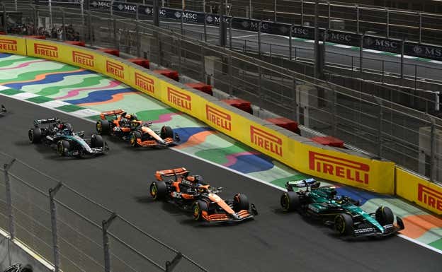 Fernando Alonso, delante de los dos McLaren y George Rusell en la carrera de Yeda.  Aston Martin