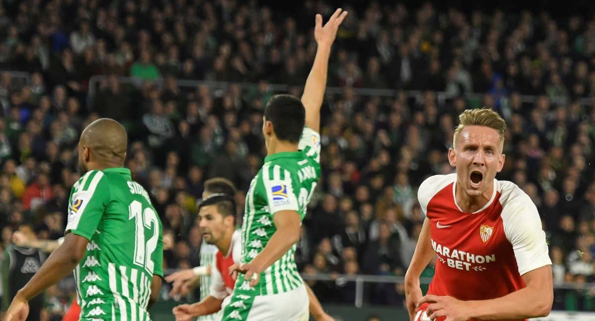 El Sevilla celebra un gol contra el Betis en un derbi sevillano.