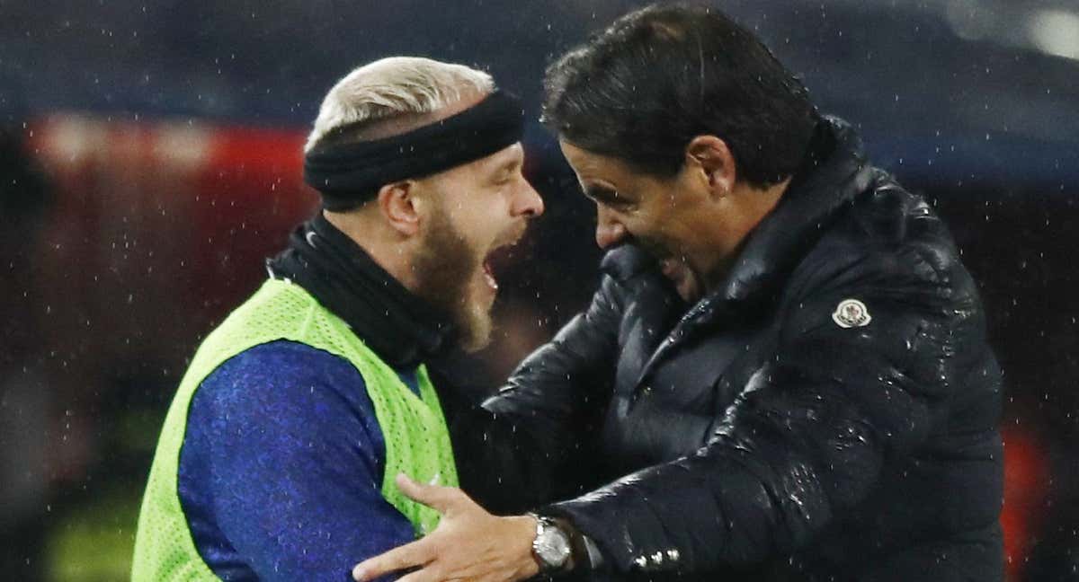 Dimarco e Inzaghi celebran la victoria ante el Bologna. /REUTERS