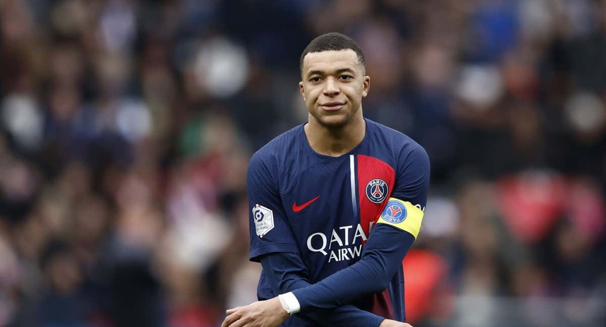 Mbappé se queja en una jugada durante el empate ante el Reims. /EFE