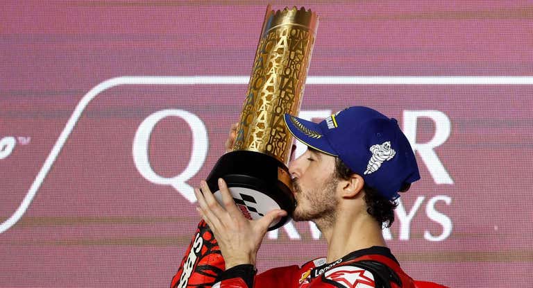 Pecco Bagnaia celebra su victoria en el GP de Catar.