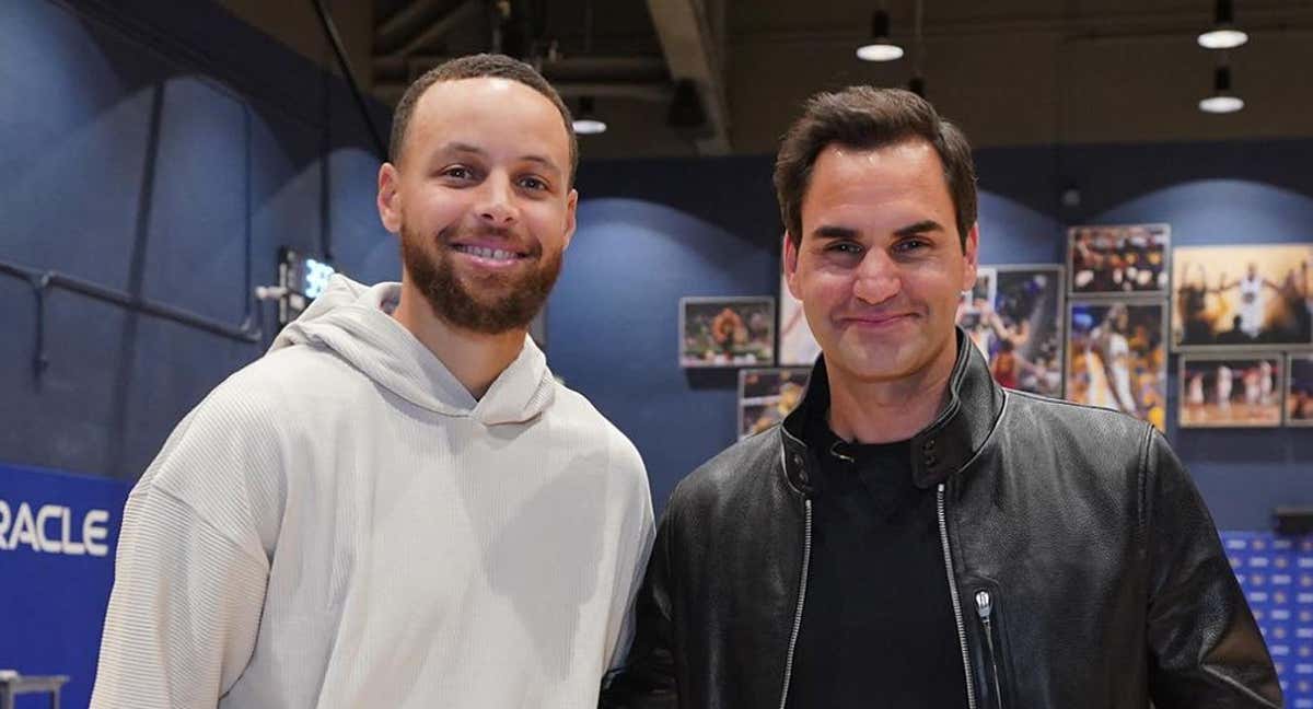 Stephen Curry y Roger Federer posan juntos durante un entrenamiento de los Warriors. /Golden State Warriors