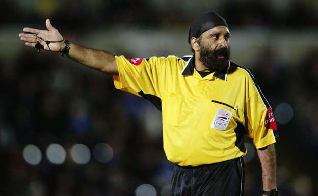Su padre Jarnail Singh durante el partido entre el Wycombe Wanderers y el Northampton Town en The Causeway, High Wycombe el 25 de marzo de 2005.  Getty