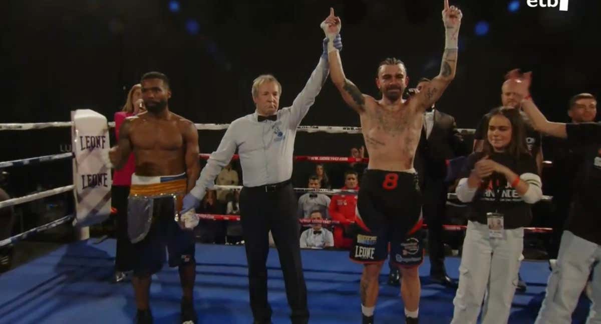 Jon Fernández celebra su victoria ante Jezzrel Corrales./Captura de la retransmisión